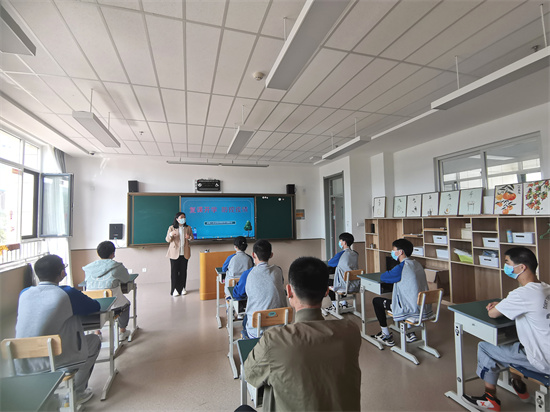 開(kāi)展復(fù)課開(kāi)學(xué)、防控疫情主題班會(huì).jpg